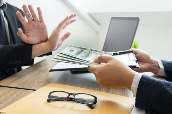 против взяточничества и коррупции, бизнесмен отказывается или повторно
