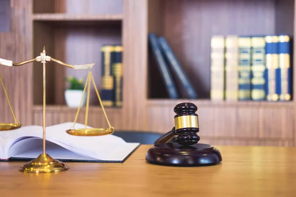 법무부 변호사 테이블 드와 판사 법 변호사 망치의 상징 — 스톡 사진