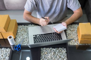 Başlangıç küçük işletme SME, akıllı telefon kullanarak girişimci sahibi