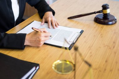 avukat yargıç w üzerinde çalışma salonunda masada belgeleri okuma