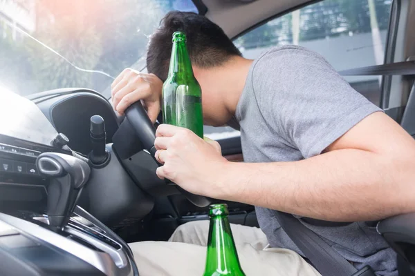 Don 't Drink for Drive conceito, jovem bêbado bebendo garrafa o — Fotografia de Stock