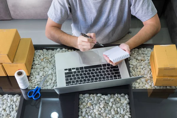 Başlangıç küçük işletme SME, akıllı telefon kullanarak girişimci sahibi