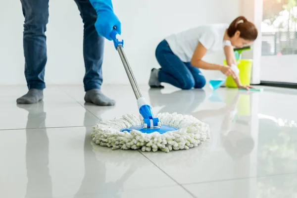 Petugas kebersihan lantai mobbing memegang kain pel dan plastik — Stok Foto