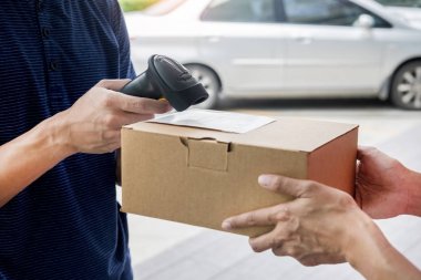 Sevkiyat çalışma teslimat hizmeti kavramı, Messenger par bırakarak