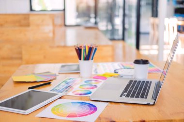 takım iç tasarımcı grafik compu kullanarak yeni bir proje çizim