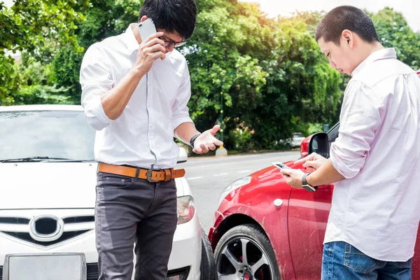 Genç Sürücü Araba yardım assistanc bildirmek için Telefon Görüşmesi yapma — Stok fotoğraf