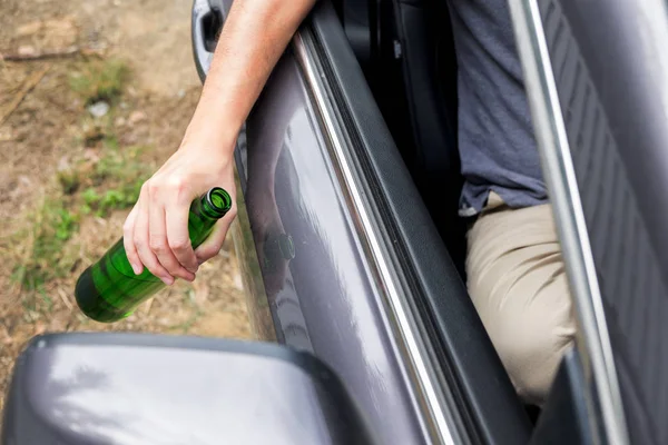 Don 't Drink for Drive conceito, jovem bêbado bebendo garrafa o — Fotografia de Stock