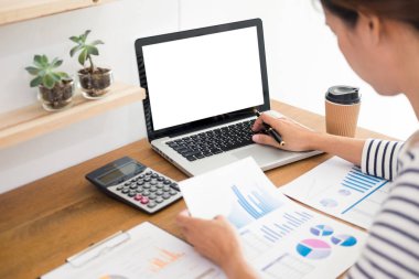 bir laptop tablet ve grafik veri belgeler üzerinde çalışan iş adamı