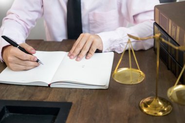 avukat yargıç w üzerinde çalışma salonunda masada belgeleri okuma