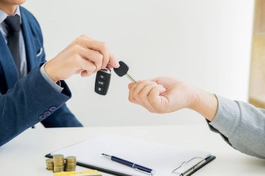 İyi anlaşma anlaşması sonrasında müşteriye son anahtar veren işadamı