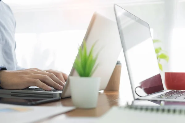 Proceso de trabajo en equipo. joven gerente de negocios trabajando proyecto de startup —  Fotos de Stock