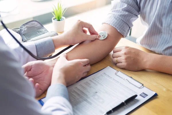 Doctor Hands Checking Blood Pressure Patient Medical Care Concept — Stock Photo, Image