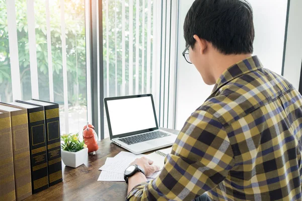 Junger kaukasischer Mann, der zu Hause bei der Planung arbeitet, schreibt Notiz o — Stockfoto