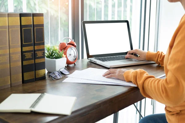 Aantrekkelijke jonge mooie ondernemer vrouw glimlachend en lookin — Stockfoto