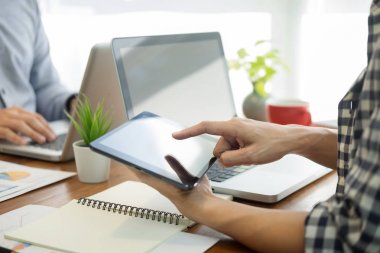 Takım çalışması süreci. genç işletme yöneticisi başlangıç projesi çalışma