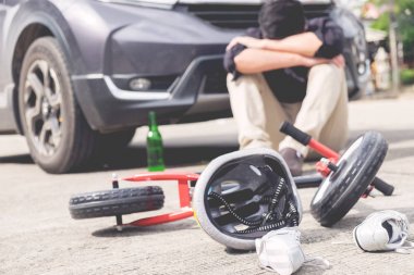 korkmuş ve şehir yolunda trafik kazası sonrası çocuk bisiklet ile otomobil kazasında araba önünde umutsuz sarhoş sürücü ve bira şişesi vurguladı