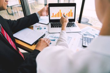 toplantıda projeyi tartışan işadamları merhaba diyor