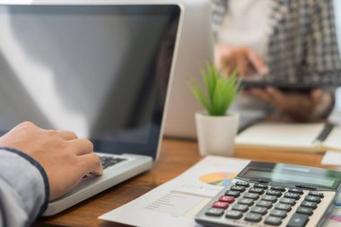 Takım çalışması süreci. genç işletme yöneticisi başlangıç projesi çalışma