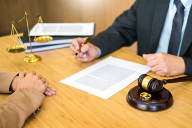 bir evlilik altın alyans yargıç ga oturan çift sorunları