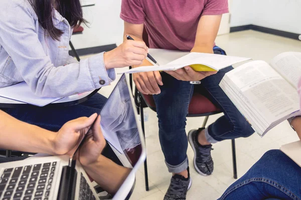 Grupo de alunos adultos ouvir palestra do professor e perguntando Qu — Fotografia de Stock