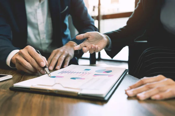 Zakenmensen en collega-collega's die uitleg bespreken — Stockfoto