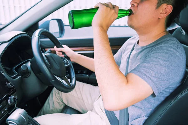 Nie pij na dysk koncepcja, młody pijany człowiek picie butelki o — Zdjęcie stockowe