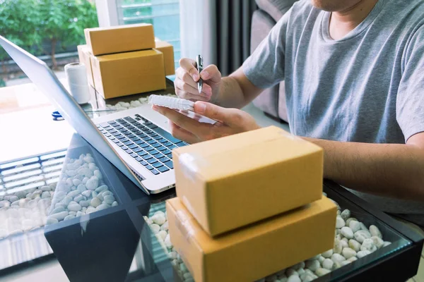 Başlangıç küçük işletme SME, akıllı telefon kullanarak girişimci sahibi