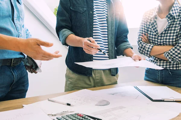 Mühendis tartışırken toplantı planı proje archite üzerinde çalışma