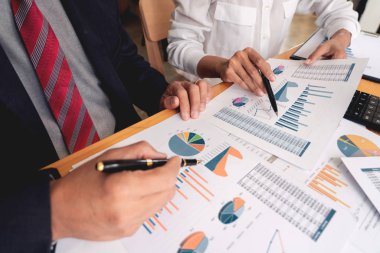 toplantıda projeyi tartışan işadamları merhaba diyor
