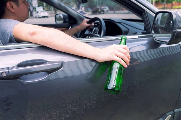 ドライブのコンセプトのために飲んではいけません, 若い酔っ男飲むボトル o — ストック写真