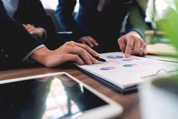 Zakenmensen en collega-collega's die uitleg bespreken — Stockfoto