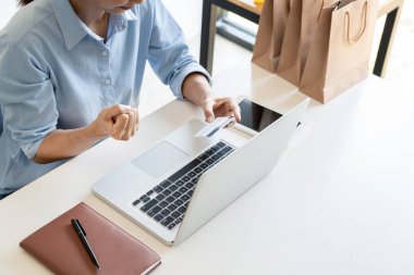 kredi kartı elinde tutan ve güvenlik kodunu kullanarak giren adam