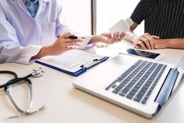 Concepto de atención médica, el médico le da un frasco de medicamentos píldora —  Fotos de Stock