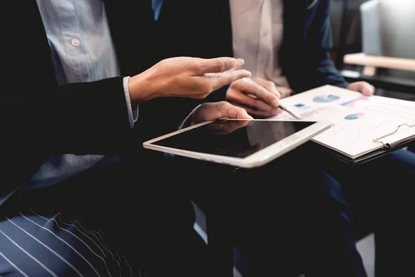 Zakenmensen en collega-collega's die uitleg bespreken — Stockfoto