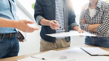 ofiste tasarımcıları tartışma Blueprint Archite çalışıyoruz