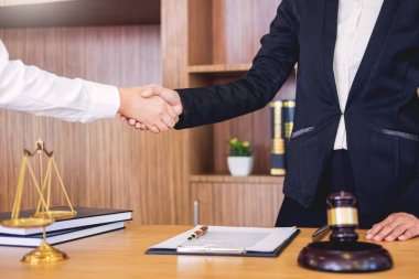 Tokmak adalet çekiç yargıç ve istemci Şəki ahşap tablo