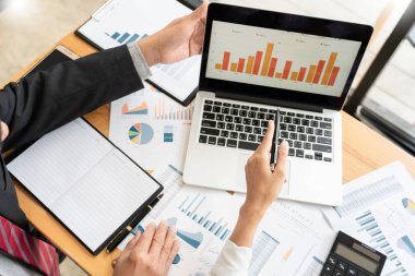 toplantıda projeyi tartışan işadamları merhaba diyor