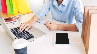 kredi kartı elinde tutan ve güvenlik kodunu kullanarak giren adam