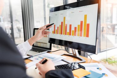 iki genç işadamları ortağı bilgi açıklayan ve pointin