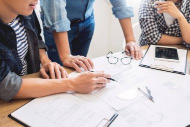 Mühendis tartışırken toplantı planı proje archite üzerinde çalışma