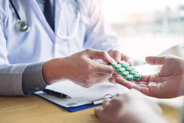 hap yazma hakkında hasta erkek hastaya terapist danışmanlık