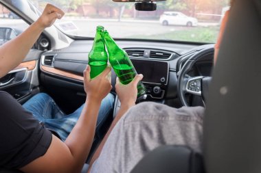 Sürücü konsepti için içme, Genç Sarhoş adam içme şişesi o
