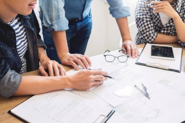 Mühendis tartışırken toplantı planı proje archite üzerinde çalışma