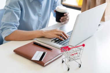 Evde dijital tablet üzerinde online alışveriş yapmak, tarama n bulmak