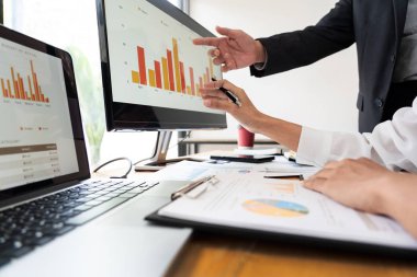 iki genç işadamları ortağı bilgi açıklayan ve pointin