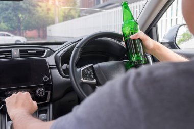 Sürücü konsepti için içme, Genç Sarhoş adam içme şişesi o