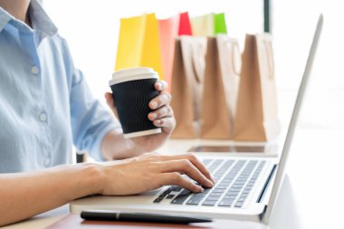 Evde dijital tablet üzerinde online alışveriş yapmak, tarama n bulmak