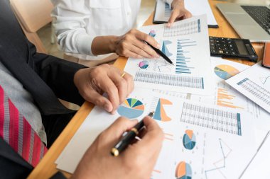 iki genç işadamları ortağı bilgi açıklayan ve pointin