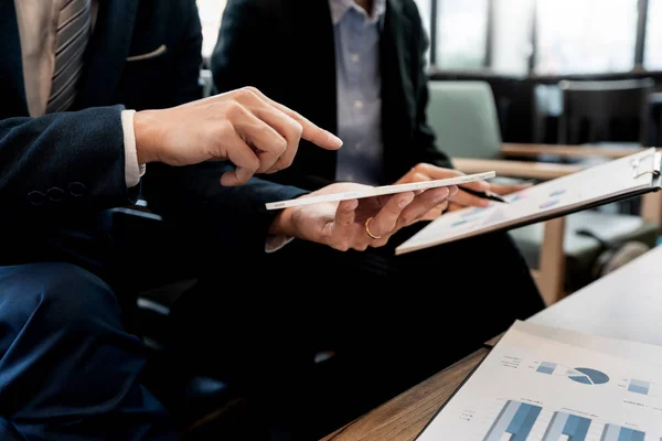 Zakenmensen en collega-collega's die uitleg bespreken — Stockfoto