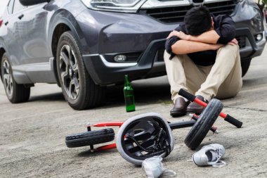 korkmuş ve şehir yolunda trafik kazası sonrası çocuk bisiklet ile otomobil kazasında araba önünde umutsuz sarhoş sürücü ve bira şişesi vurguladı